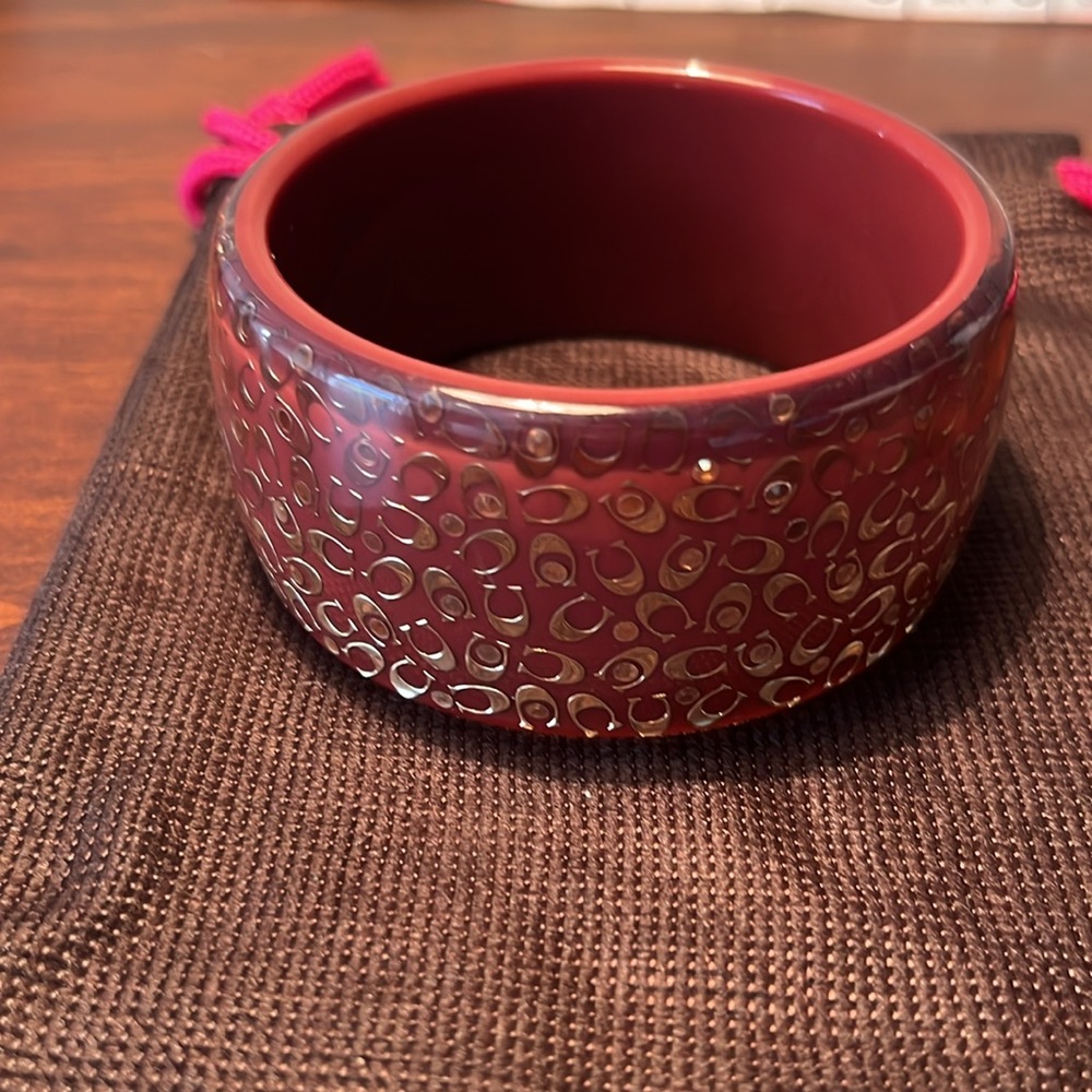 Coach signature lucite bangle cranberry/gold - Picture 3 of 6